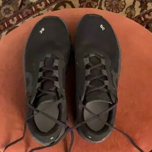 Women’s On Running Cloudtec sneakers size 9